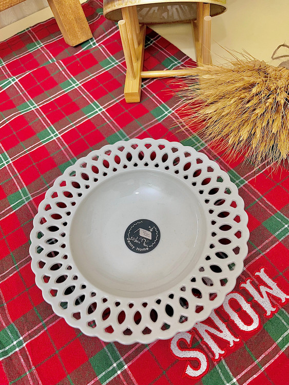 بشقاب گود سفید دنی هوم با لبههای مشبک، مناسب سرو غذا یا استفاده دکوری