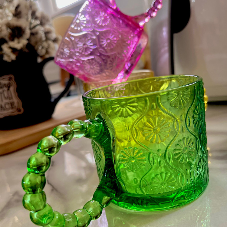 ماگ دسته مرواریدی طرح زارا آنتیشوک، مناسب نوشیدنیهای گرم و سرد، موجود در رنگهای سرخابی، سرمهای، زرد، سبز و قرمز