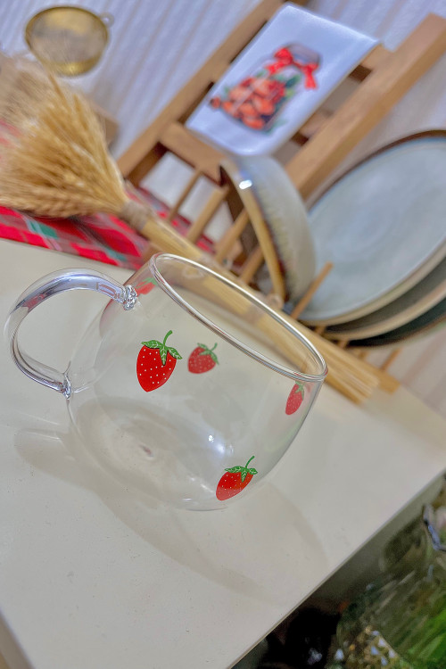 ماگ تپلی توتفرنگی پیرکس آنتیشوک وارداتی، سبک و مقاوم با طراحی فانتزی مناسب نوشیدنیهای گرم و سرد