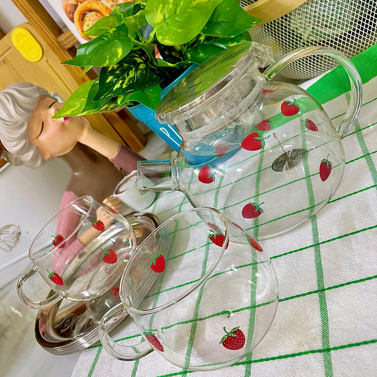 قوری توتفرنگی پیرکس آنتیشوک یک لیتری شعله مستقیم با درب استیل واشردار – سبک و مقاوم وارداتی مناسب دمکردن چای و دمنوش