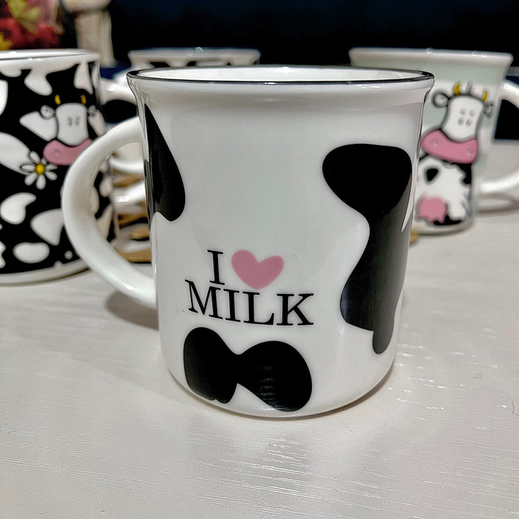 ماگ چینی وارداتی طرح گاو در چهار مدل کیوت و خاص، مقاوم و باکیفیت. مناسب نوشیدنیهای گرم و سرد. بهترین انتخاب برای استفاده روزمره یا هدیه با قیمتی عالی