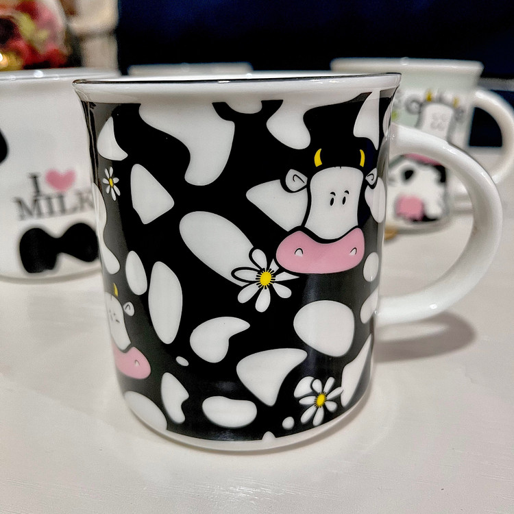 ماگ چینی وارداتی طرح گاو در چهار طرح کیوت و خاص، مقاوم و شیک – مناسب نوشیدنیهای گرم و سرد با قیمت عالی