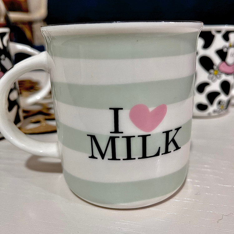 ماگ چینی وارداتی طرح گاو در چهار مدل کیوت و خاص، مقاوم و باکیفیت. مناسب نوشیدنیهای گرم و سرد. بهترین انتخاب برای استفاده روزمره یا هدیه با قیمتی عالی