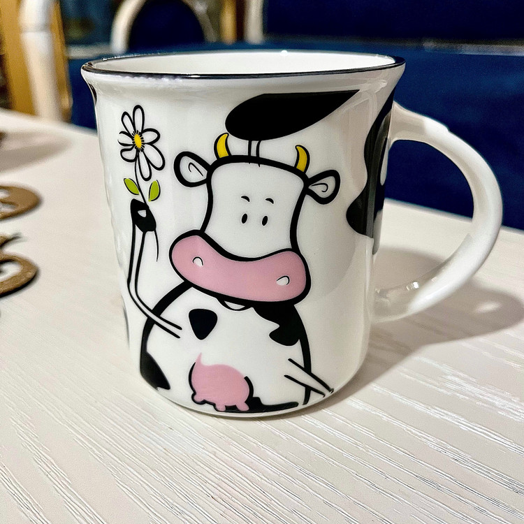 ماگ چینی وارداتی طرح گاو در چهار طرح کیوت و خاص، مقاوم و شیک – مناسب نوشیدنیهای گرم و سرد با قیمت عالی