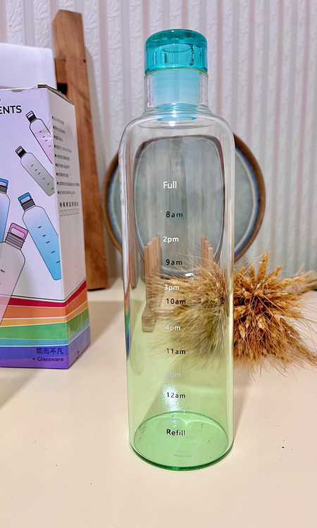 بطری پیرکس رنگی سبز وارداتی یک لیتری و نیم لیتری – درب واشردار بدون نشتی، مناسب نگهداری آب و نوشیدنی.