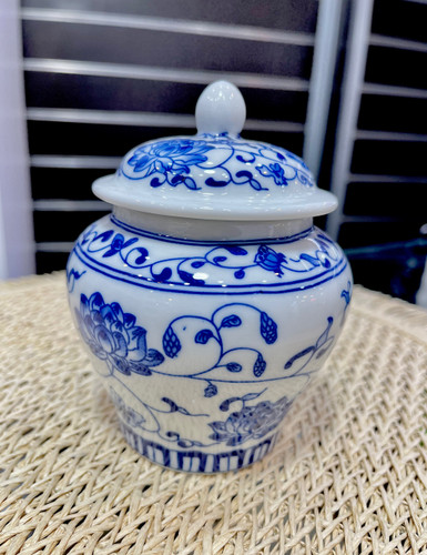 جینجر جار چینی، میتی بانکه قلم آبی، بانکه چینی طرح قلم، خرید جینجر جار، بانکه دربواشردار، جینجر جار ۱۲ سانت، بانکه چینی باکیفیت، ظرف چینی تزئینی