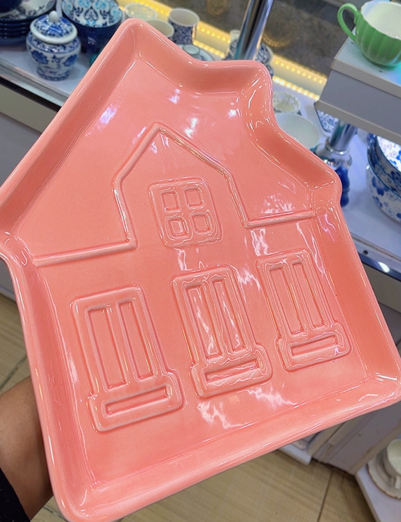 دیس چینی پینترستی طرح کلبه صورتی با لعاب شیشهای مناسب دکور و سرو غذا